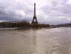 Париж уходит под воду: в Лувре пришлось поднять на верхние этажи Мону Лизу (ФОТО)