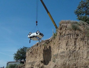 В Крыму легковой автомобиль сорвался с двадцатиметрового берегового обрыва