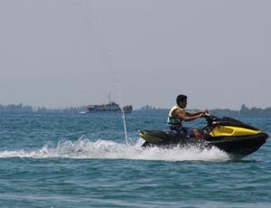 Подвыпивший мужчина на водном скутере совершил наезд на пенсионерку