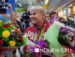 Со слезами, цветами и плакатами, – в Кольцово встретили серебряного призера Рио Ксению Перову (ФОТО, добавлено ВИДЕО)