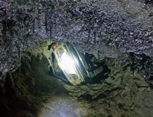 На Тарханкуте легковушка зависла между скал (ФОТО, ВИДЕО)