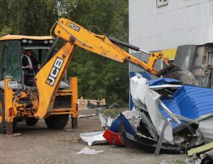 В Петербурге у метро «Озерки» сносят ТЦ «Бульвар»