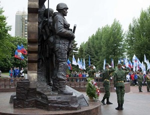 В Луганске подорвали памятник ополченцам