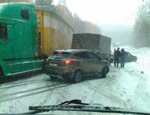 Движение транспорта под Иркутском ограничено из-за снегопада (ФОТО)