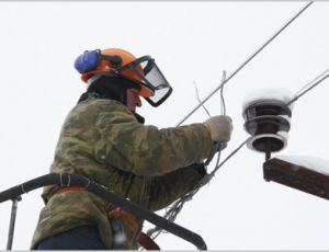 Обледенели ЛЭП: в Подмосковье без света остались 14 населенных пунктов