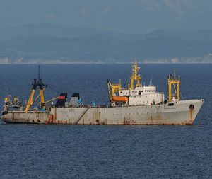 В Охотском море эвакуировали пострадавших при взрыве на траулере моряков