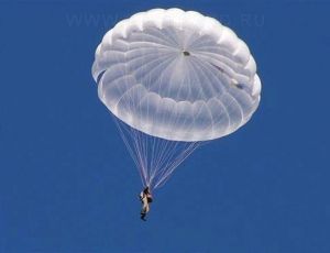 На Кубани пропали три десантника после приводнения в реку / Военнослужащие совершили тренировочный прыжок с парашютом