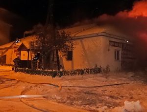 В Екатеринбурге на берегу Верх-Исетского пруда сгорел банный комплекс (ФОТО)