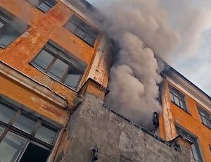 В Екатеринбурге горит старейшая городская школа (ФОТО)