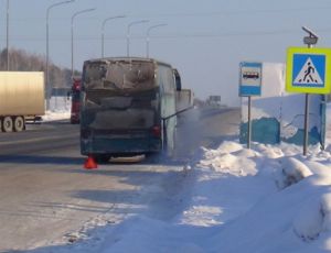 На уральской трассе в -30 сломался рейсовый автобус с пассажирами (ФОТО)