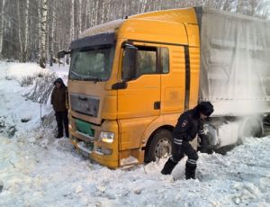Водитель грузовика двое суток прождал эвакуатор в снежном плену (ФОТО)