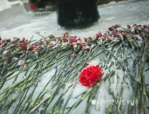 Екатеринбуржцы несут цветы к штабу военного округа и Дому журналистов (ФОТО)