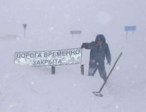 В 25 районах Алтайского края из-за метели закрыты дороги