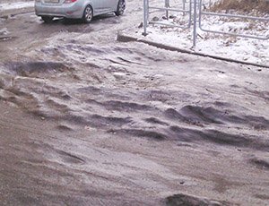 В Севастополе из-за ям и гололеда автомобили выбрасывает  с дороги (ФОТО)
