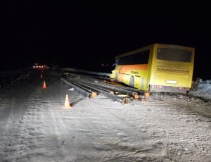 На трассе в Югре автобус врезался в груженый трубами КамАЗ (ФОТО) / Погиб один человек, еще трое получили травмы