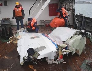 Военные эксперты оказались не в состоянии расшифровать данные бортовых самописцев Ту-154, разбившегося в Черном море / Но обвиняют в катастрофе  экипаж