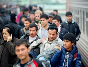 Мигрантов из ЕАЭС заставят заключать трудовые договоры / Нарушителям грозит депортация из России