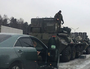 На МКАД иномарка врезалась в броневик