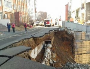 Во Владивостоке под землю ушло 20 метров дороги (ФОТО, ВИДЕО)