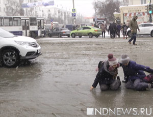Пешеходы падают прямо в лужи – последствия коммунальной аварии, из-за которой затопило центр Екатеринбурга (ВИДЕО, ФОТО)
