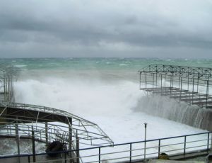 В Чёрном море продолжаются поиски рыбака с перевернувшейся лодки