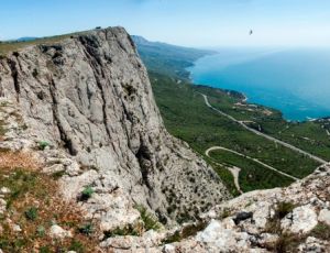 В Крыму сорвалась со скалы альпинистка из Москвы