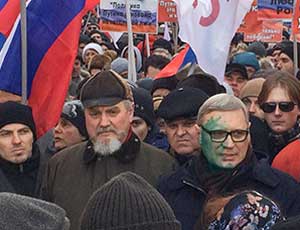Касьянову залили лицо зеленкой на марше памяти Немцова (ФОТО) / Полиция насчитала 5 тысяч участников шествия, организаторы – втрое больше