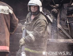 В Екатеринбурге сгорел автосервис, пожар тушили 4 часа