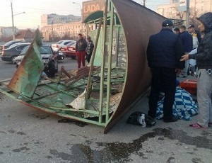 В Симферополе пьяный лихач снёс общественную остановку с людьми (ВИДЕО, ФОТО)