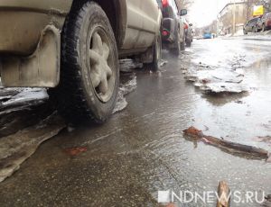 В Екатеринбурге очередное коммунальное ЧП – вода заливает улицы на Пионерке (ФОТО)