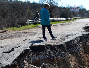 Провалу трассы в Севастополе присвоено имя собственное – грандиозная трещина ширится (ФОТО)