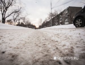 Качество уборки снега замглавы администрации Екатеринбурга проверил штыковой лопатой