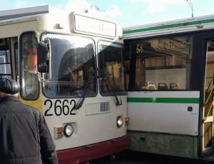 В центре Челябинска столкнулись автобус и троллейбус