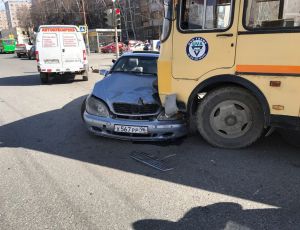 Пассажирский автобус протаранил легковую Шкоду на остановке (ФОТО)