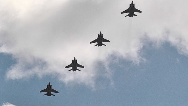 Над Екатеринбургом прошла тренировка военной авиации (ФОТО, ВИДЕО)
