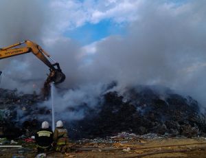 Пожарные весь день тушат огонь на свалке на Уралмаше (ФОТО)