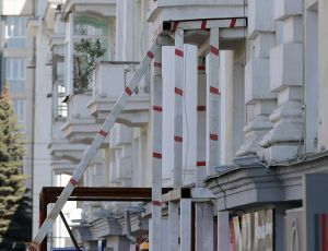Аварийная многоэтажка в центре Челябинска осыпается на глазах (ФОТО)