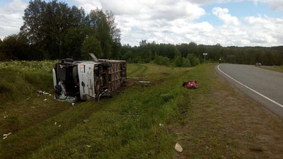 Крупное ДТП в Томской области: в перевернувшемся автобусе погиб 5-месячный ребенок, 17 человек ранены