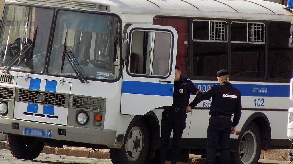 День России в Москве: в центре столицы на несанкционированной протестной акции задержаны сотни человек