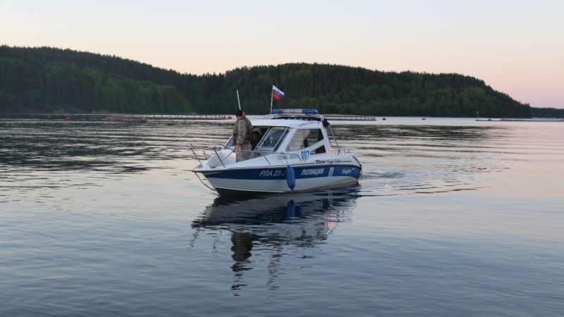 В поисках подростков на Ладоге задействованы водолазы и вертолеты / В операции принимают участие более 250 человек