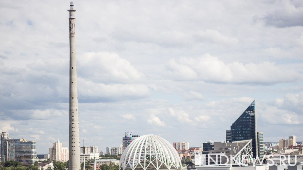 Самые известные башни екатеринбурга фото. Улица Степана Разина Екатеринбург телебашня. Телебашня Екатеринбурга летом фото.