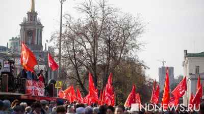 Депутаты-коммунисты предложили заменить государственный триколор на красное знамя