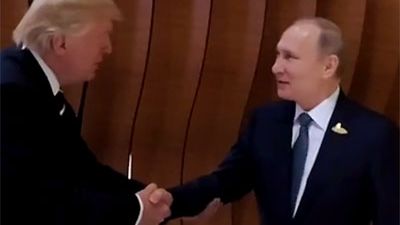 Как это было: видео исторического рукопожатия Путина и Трампа