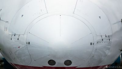 Самолету на взлете разбило градом стекло в кабине пилотов