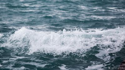 В Охотском море во время шторма с рыболовецкого суда выпал человек