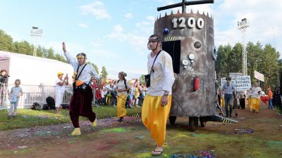Еврейская свадьба, зомби и единоросс Шептий в короне – в Заречном на дне города прошел традиционный карнавал (ФОТО)