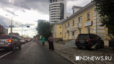 На Московской срезали тротуар – пешеходы идут по проезжей части (ФОТО)