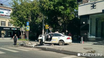 В центре Екатеринбурга машина «Яндекс.Такси» врезалась в светофор (ФОТО)