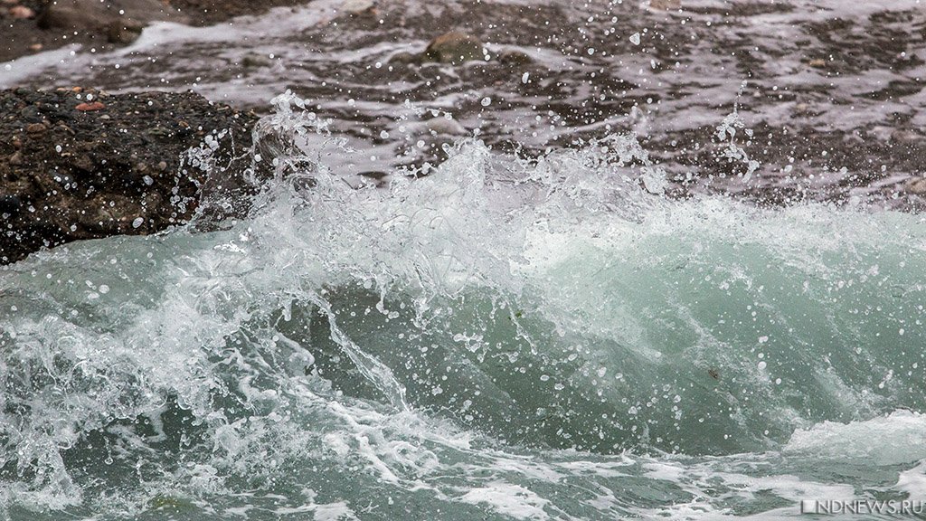Прокуратура выяснит, почему ямальцев к парому в шторм везут по волнам на надувной лодке