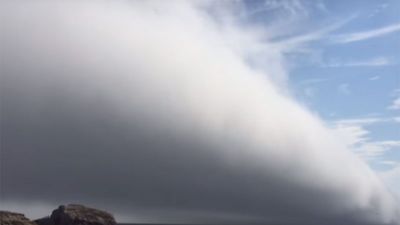 Огромное облако-апокалипсис напугало туристов на пляже в Калифорнии